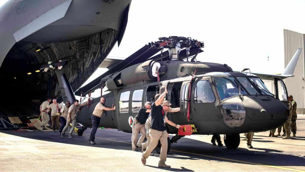 Выгрузка первых вертолетов Сикорский UH-60 «Блэк Хок» в Афганистане 